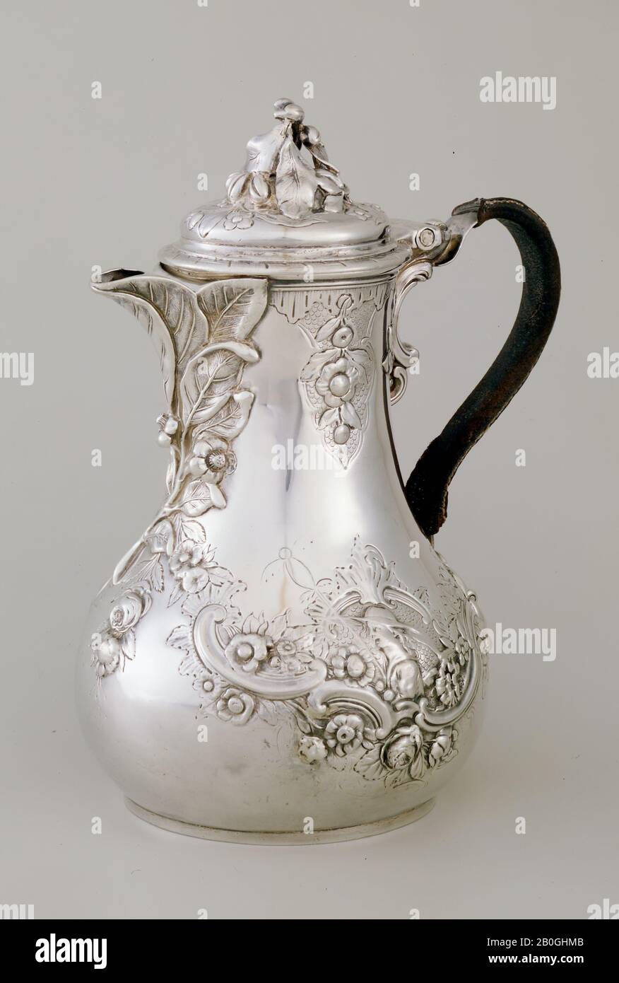Paul de Lamerie, inglés, 1688–1751, jarra de café o agua caliente, 1749/50,  plata y cuero, 8 7/16 x 6 1/16 x 4 5/8 pulg. (21.4 x 15.4 x 11.7 cm  Fotografía de stock - Alamy