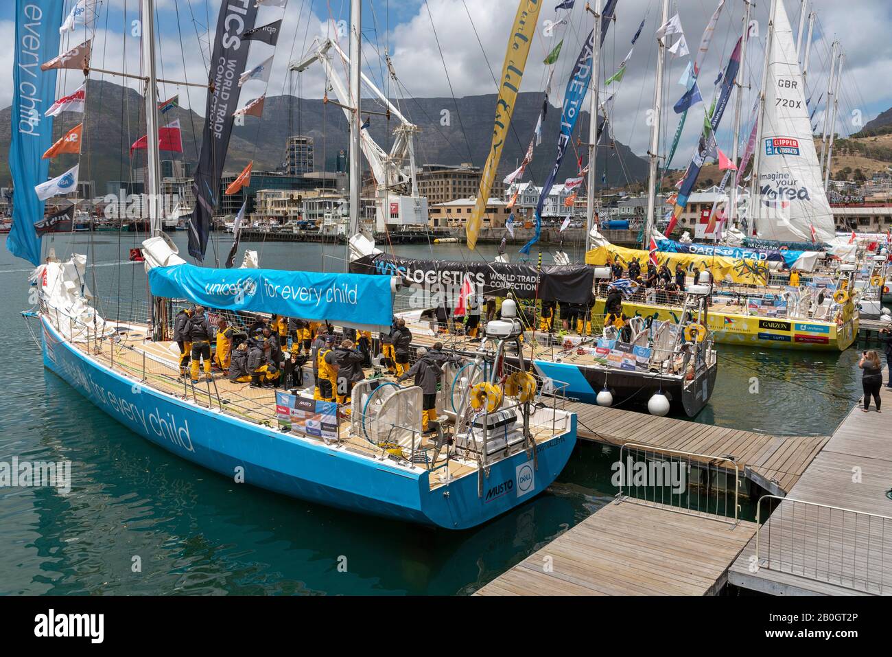 Ciudad Del Cabo, Sudáfrica. Nov 2019. Las tripulaciones se preparan para salir de Ciudad del Cabo para Freemantle, Australia compitiendo en la carrera de yates Clipper Round the World Foto de stock