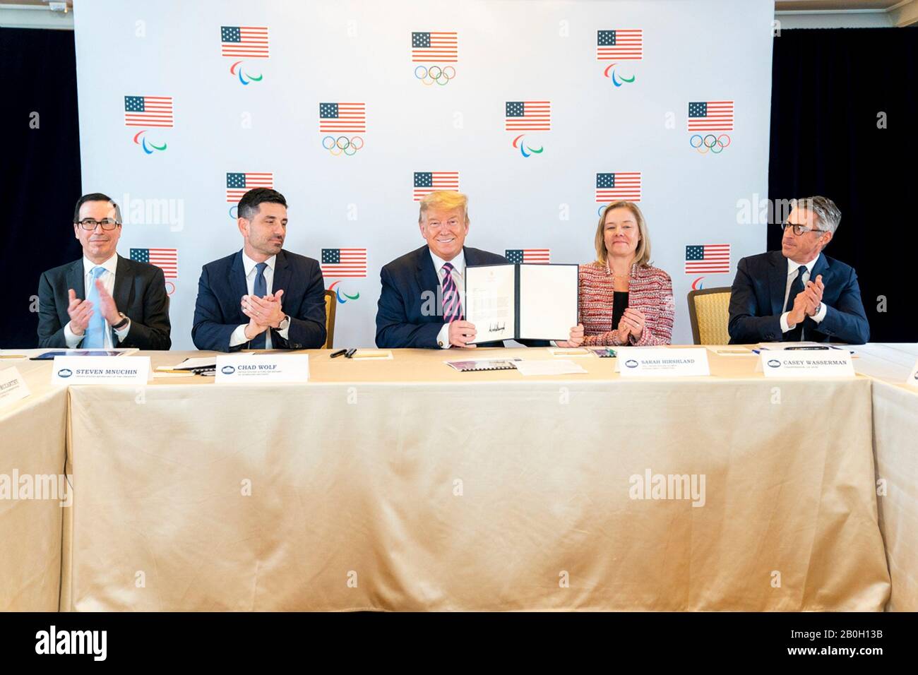 El presidente estadounidense Donald Trump y la directora ejecutiva del Comité Olímpico y Paralímpico de EE.UU. Sarah Hirshland, tienen un documento que promete el apoyo del gobierno a los Juegos Olímpicos de Verano 2028 en los Ángeles en el montaje Beverly Hills el 18 de febrero de 2020 en Beverly Hills, California. Foto de stock