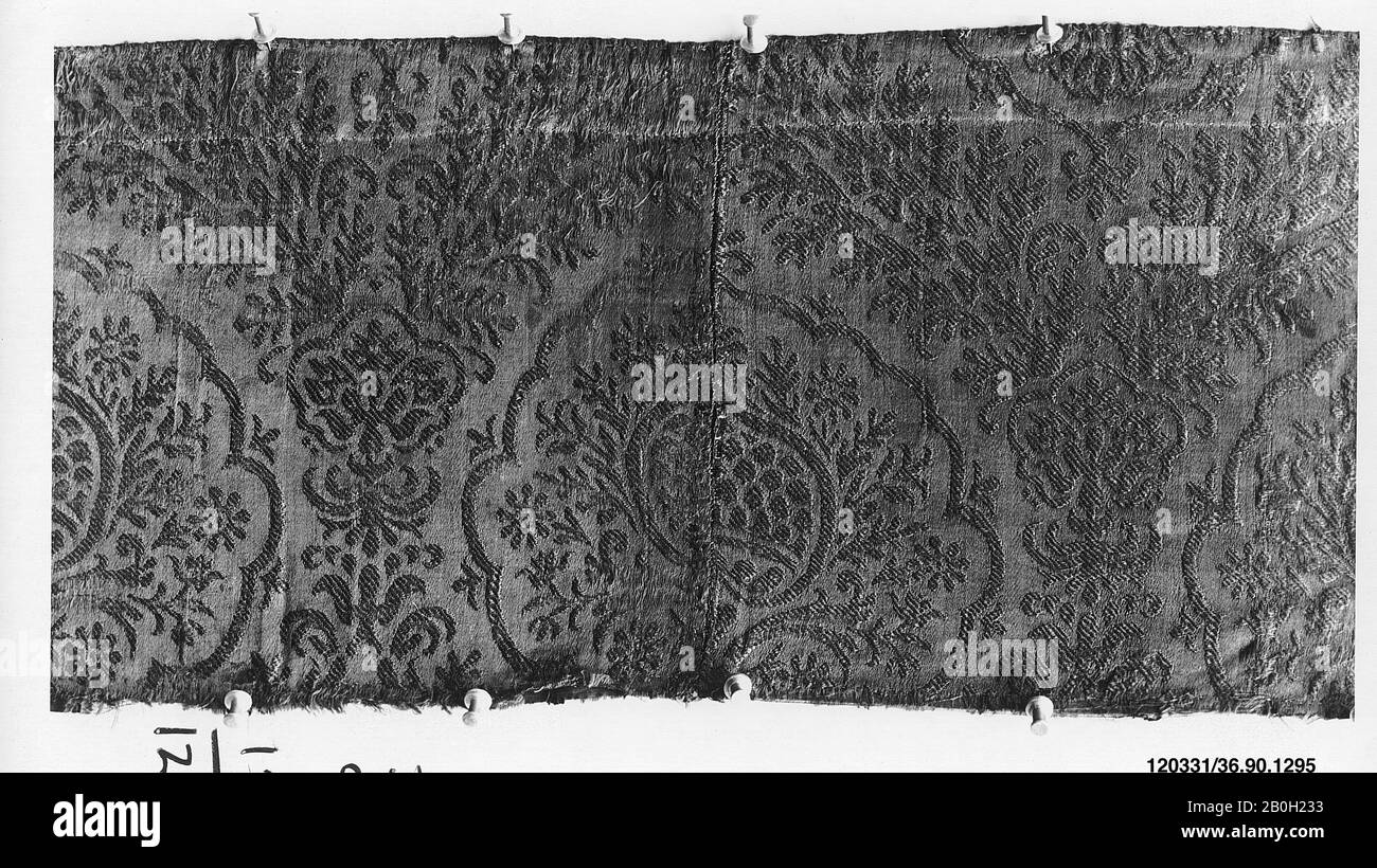 Piece, italiano, siglo XVI-XVII, italiano, seda, L. 29 3/4 x W. 9 3/4 pulgadas (75.6 x 24.8 cm), Textiles-tejido Foto de stock