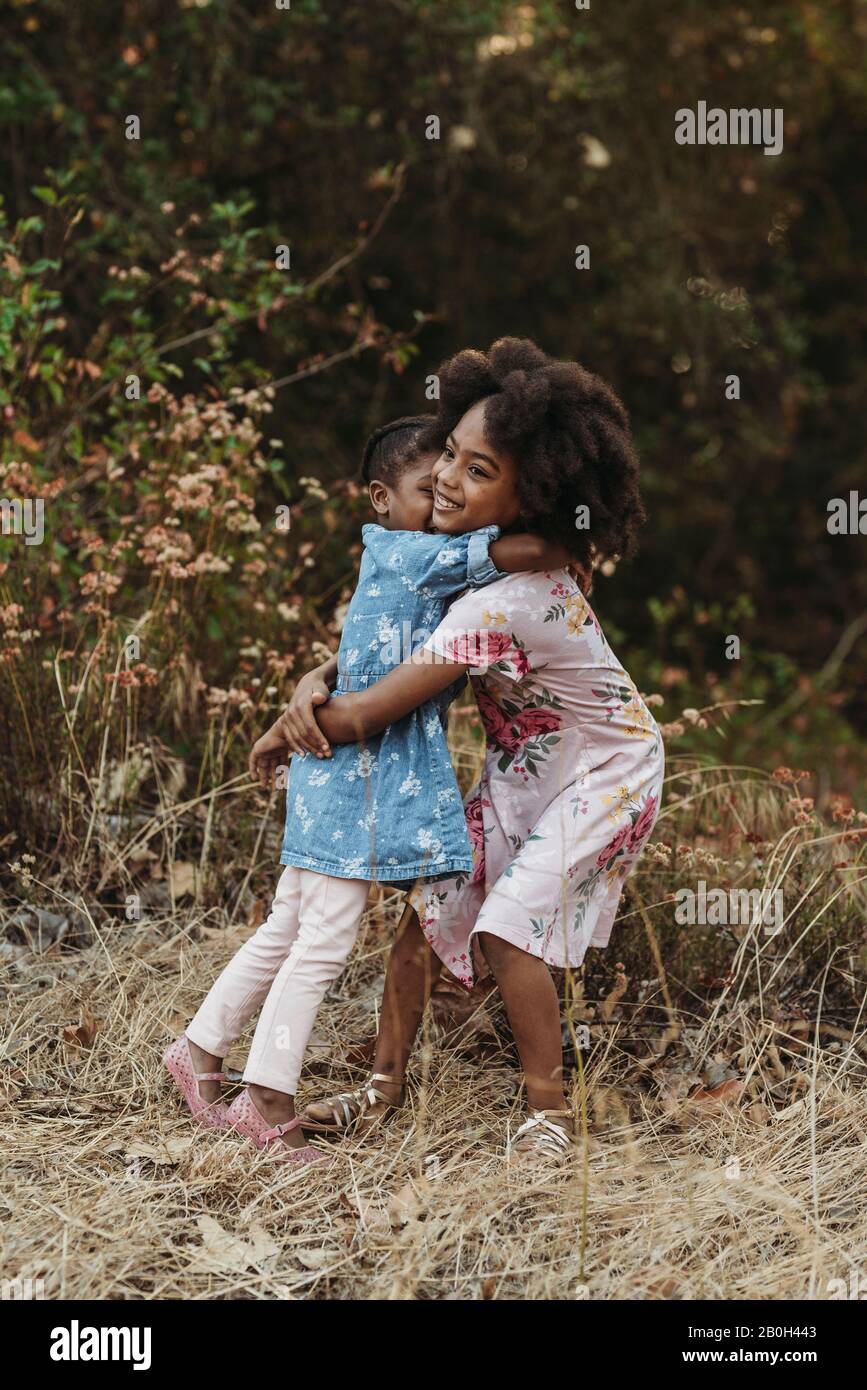 Hermanas abrazandose fotografías e imágenes de alta resolución - Alamy