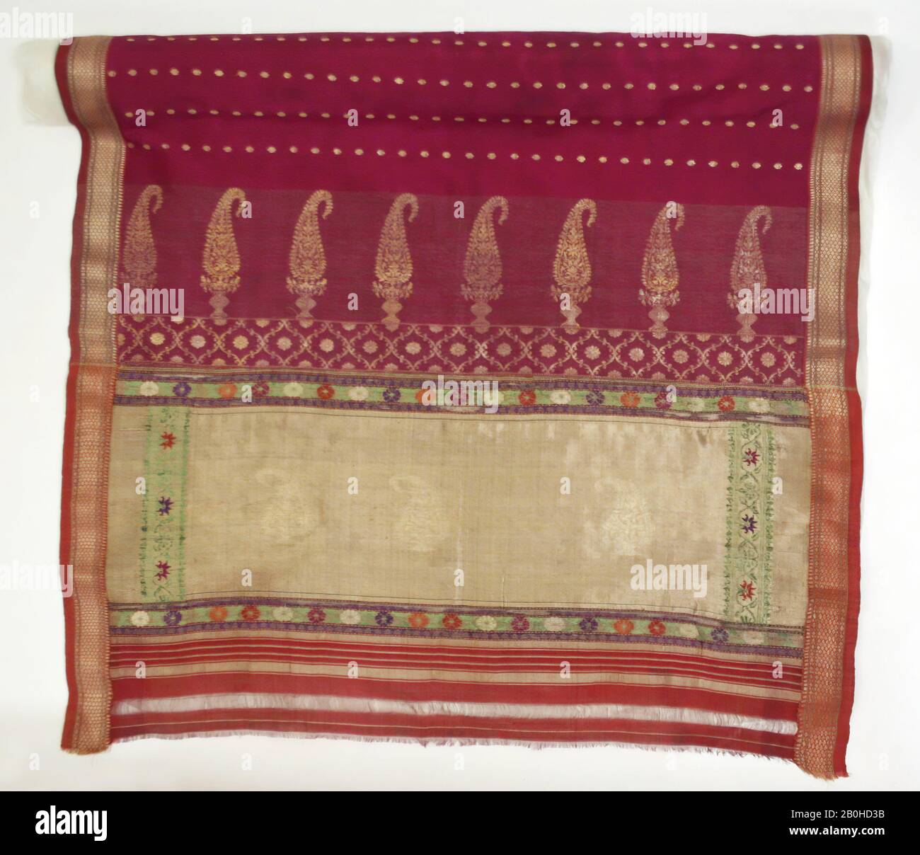 Sari, indio, ca. 1875, indio, seda, hilo metálico, 24 pies × 42 pulg. (731.5 × 106.7 cm), ropa principal para mujer Foto de stock