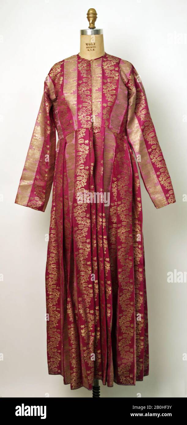 Vestido, 1881, Fabricado en Armenia, Seda, metal, largo en CB: 56 1/2 pulg. (143.5 cm), ropa principal para mujer Foto de stock