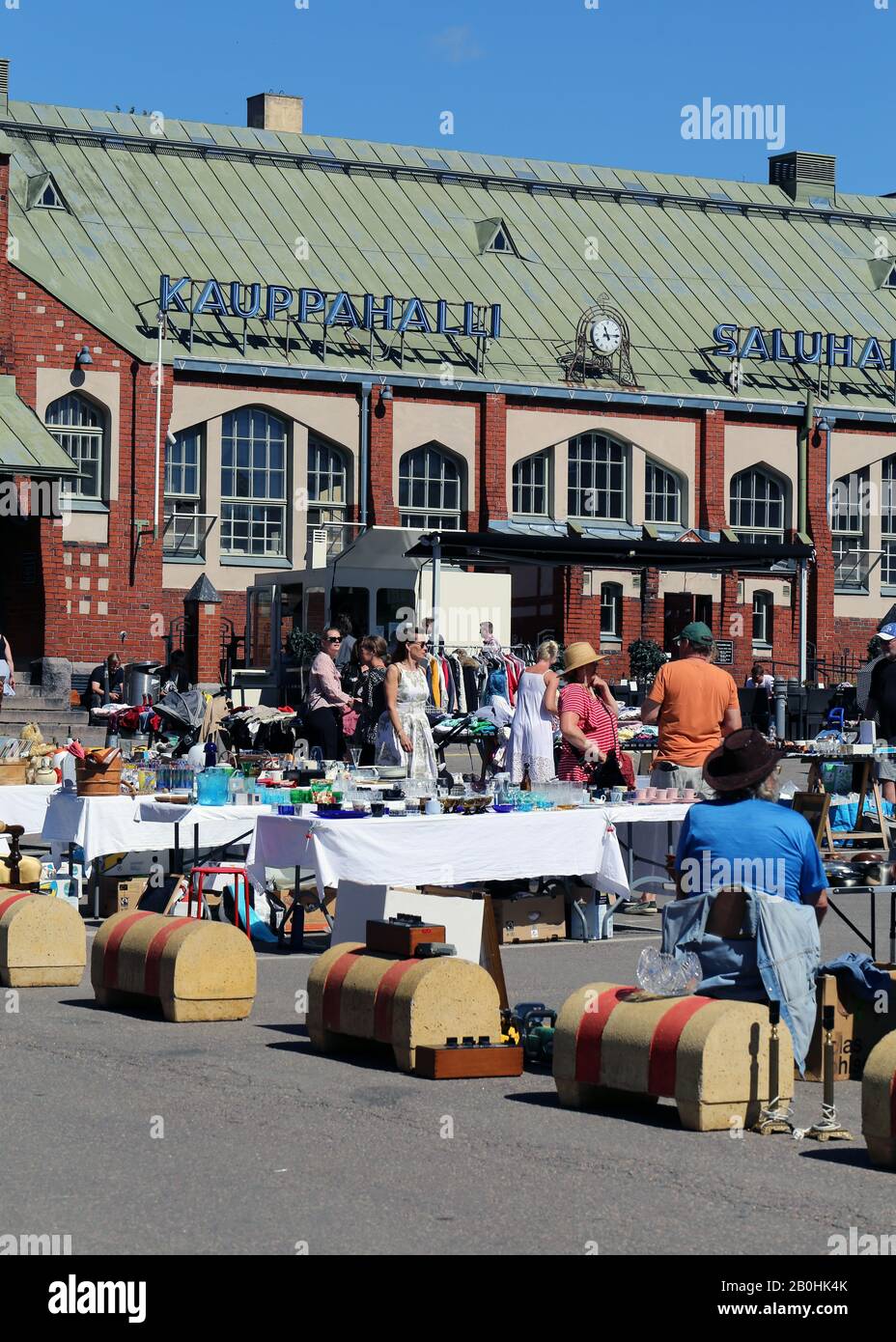 Hietalahden kauppahalli mercado de la sala de construcción y mercado de pulgas mercado Hietaniemen tori, Helsinki, Finlandia, junio de 2019. Personas que venden y compran. Foto de stock