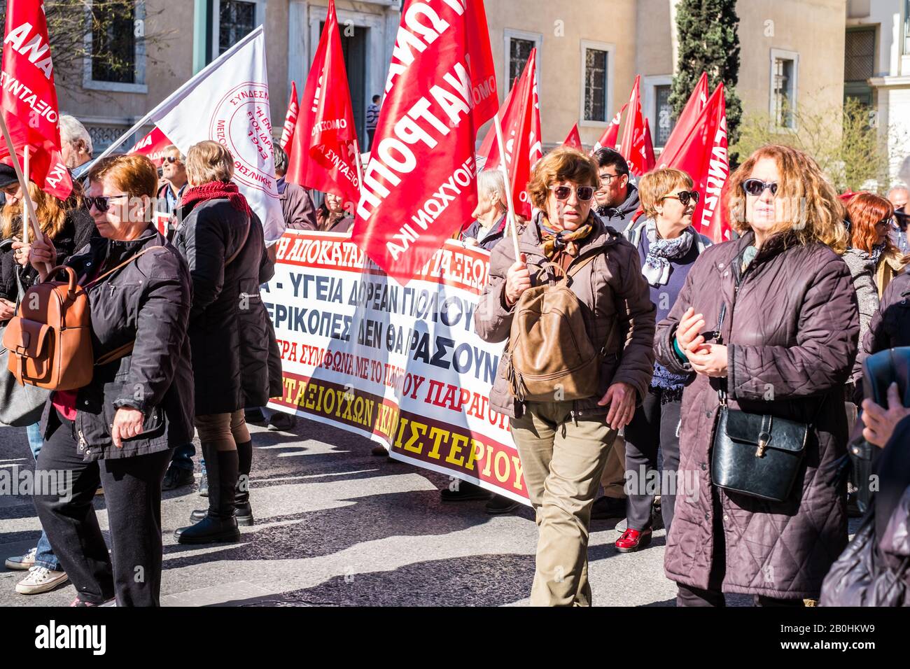 Los trabajadores del sector público en la ciudad de Atenas han organizado una nueva huelga en protesta contra los gobiernos conservadores Foto de stock