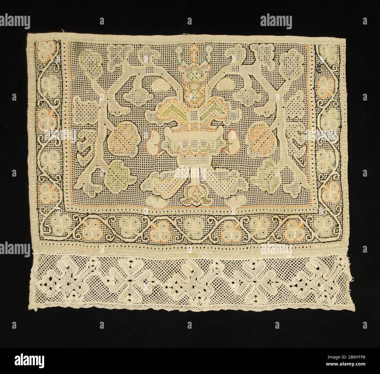 Borde de toalla, ruso, 1800–1850, ruso, dibujo, bordado, ganchillo, lino y seda, 16 1/2 x 15 pulg. (41.9 x 38.1 cm), cordones-Textiles Foto de stock
