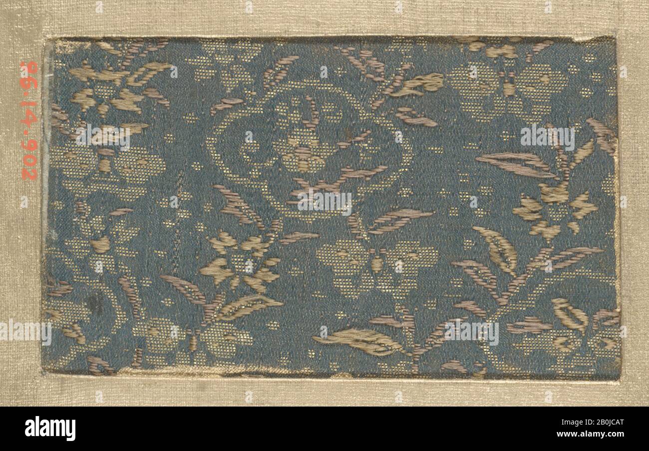 Piece, Japón, siglo XVIII-XIX, Japón, Seda, 3 1/2 x 2 pulg. (8.89 x 5.08 cm), Textiles tejidos Foto de stock