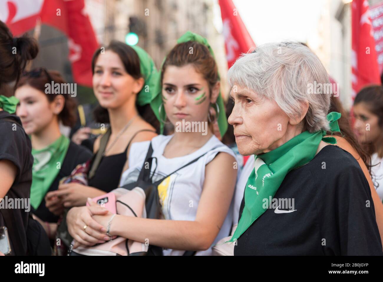Buenos Aires / Argentina; 19 de febrero de 2020: Mujeres mayores y niñas juntas en una manifestación a favor del aborto legal Foto de stock