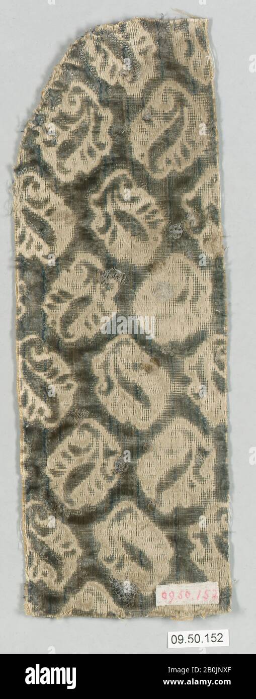 Piece, italiano, del siglo XVI al XVII, italiano, seda, L. 9 1/4 x W. 3 1/4 pulgadas (23.5 x 8.3 cm), Textiles-Velvets Foto de stock