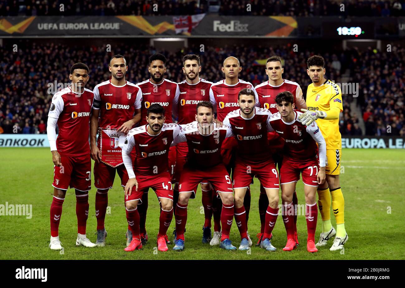 El equipo de Sporting Braga toma una foto del equipo antes de la ronda de  la Liga Europea de la UEFA del partido de primera pierna 32 en el estadio  Ibrox, Glasgow