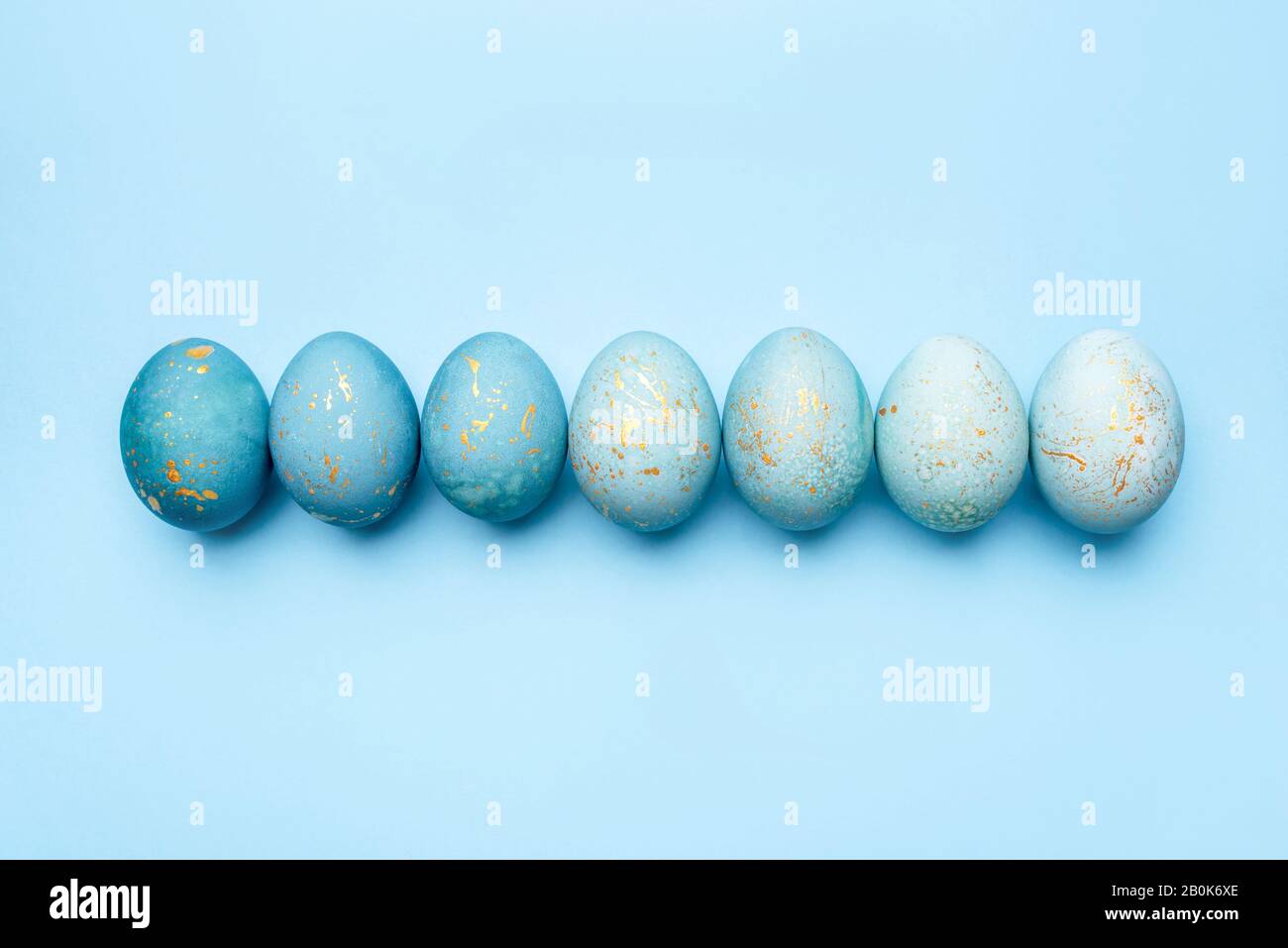 Fondo de Pascua de huevos pintados de color azul. Foto de stock
