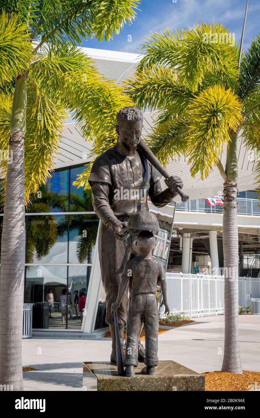 Escultura de bronce de un joven fan del béisbol y Ted Williams - Jugador del Salón de la Fama de los Medias Rojas de Boston en JetBlue Park - instalación de entrenamiento de los Medias Rojas, Ft M. Foto de stock