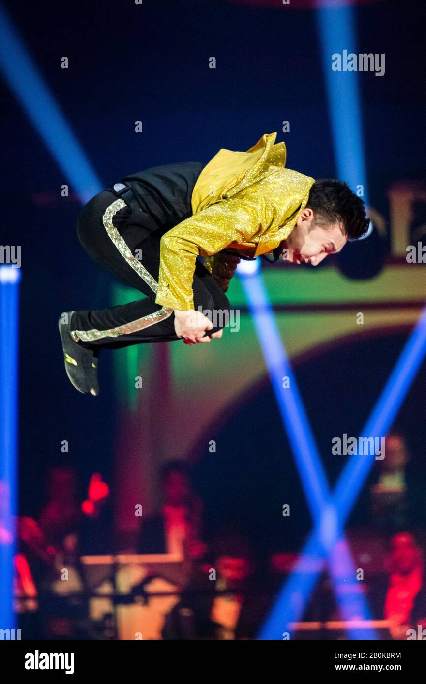 Girona, ESPAÑA - FEBRERO 17: El Trío Ruso Poselskii realiza un bar ruso durante el Festival Internacional de Circo 'Elefant d'Or' en el Parc de la Devesa on Fe Foto de stock