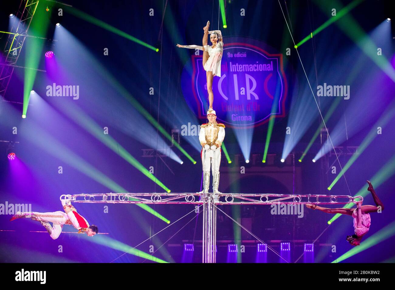 Girona, ESPAÑA - FEBRERO de 17: Artistas rusos realizan 'La Escalera' liderada por A. Voloshanin durante el Festival Internacional de Circo 'Elefant d'Or' en el Parc de Foto de stock