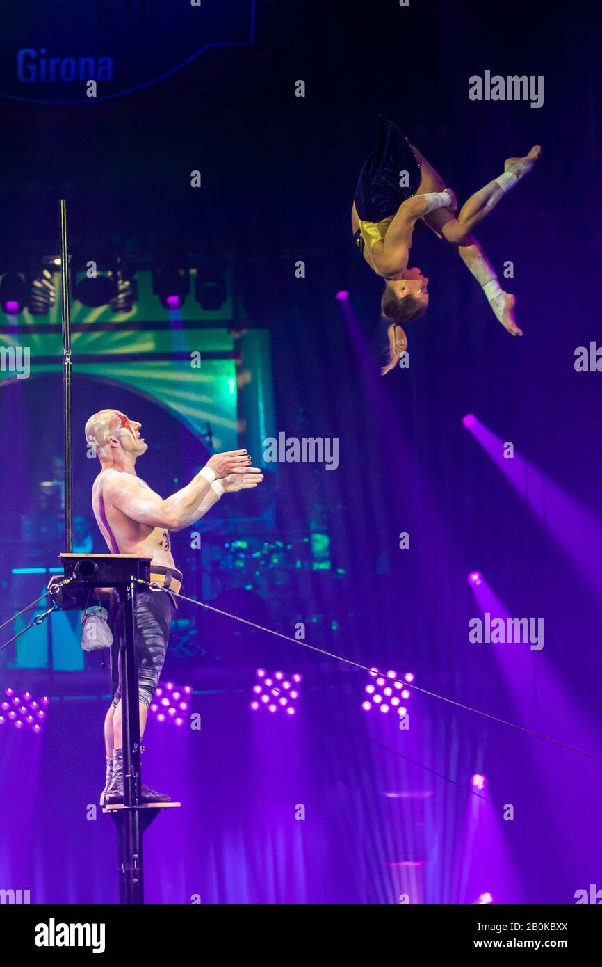 Girona, ESPAÑA - FEBRERO de 17: Ruslan Sementsov y Kseniia Nikiforova realizan 'Deserve to Fly' durante 'Elefant d'Or' International Circus Festi Foto de stock