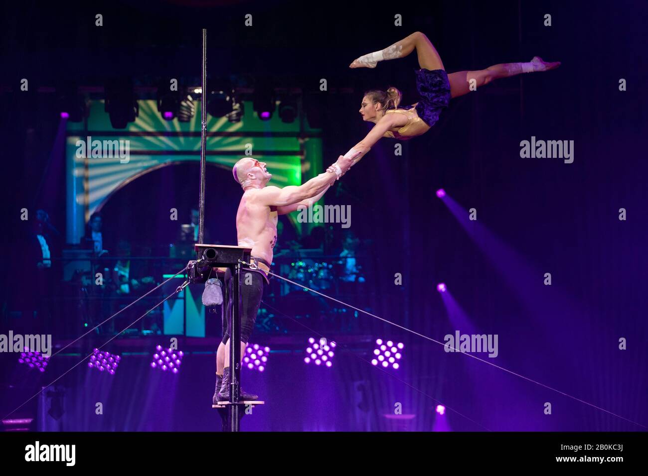 Girona, ESPAÑA - FEBRERO de 17: Ruslan Sementsov y Kseniia Nikiforova realizan 'Deserve to Fly' durante 'Elefant d'Or' International Circus Festi Foto de stock