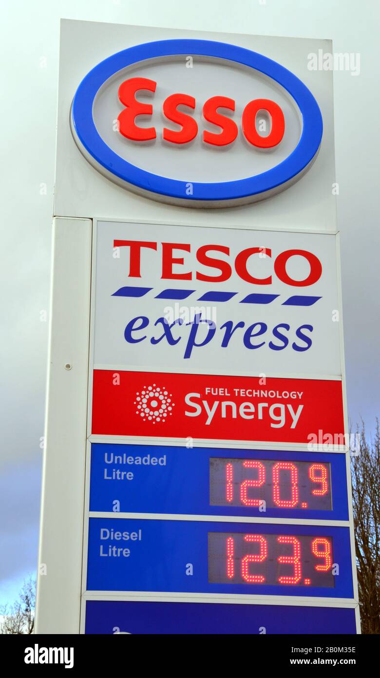 Un cartel que muestra los precios del gasóleo y de la gasolina sin plomo en un garaje Tesco Express con la Marca Esso en Ardwick, Manchester, Reino Unido Foto de stock