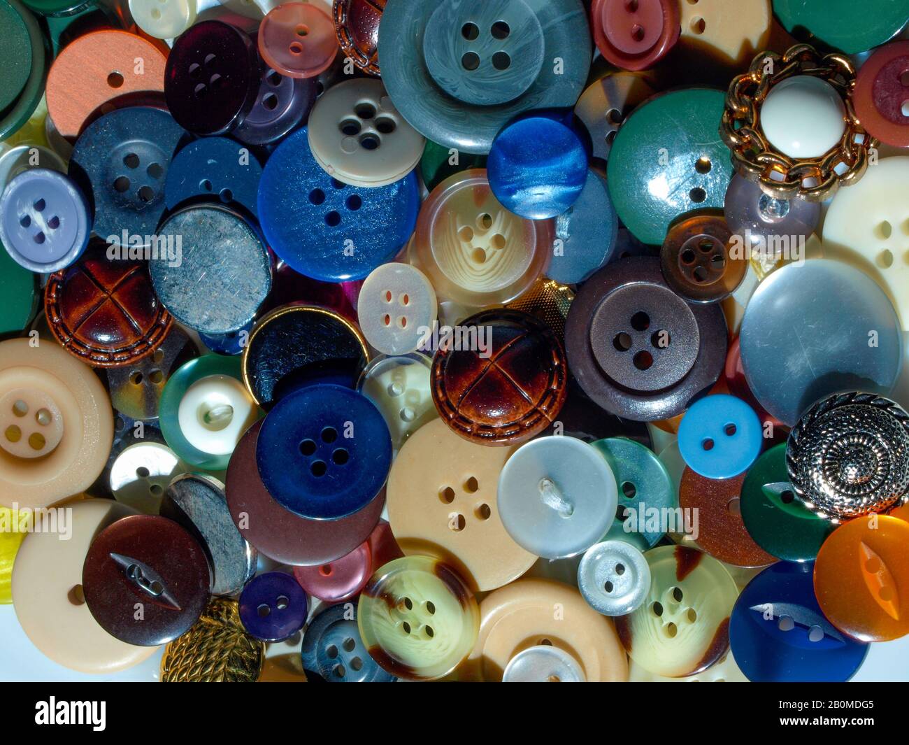 Varios botones variados de ropa de costura de colores Foto de stock