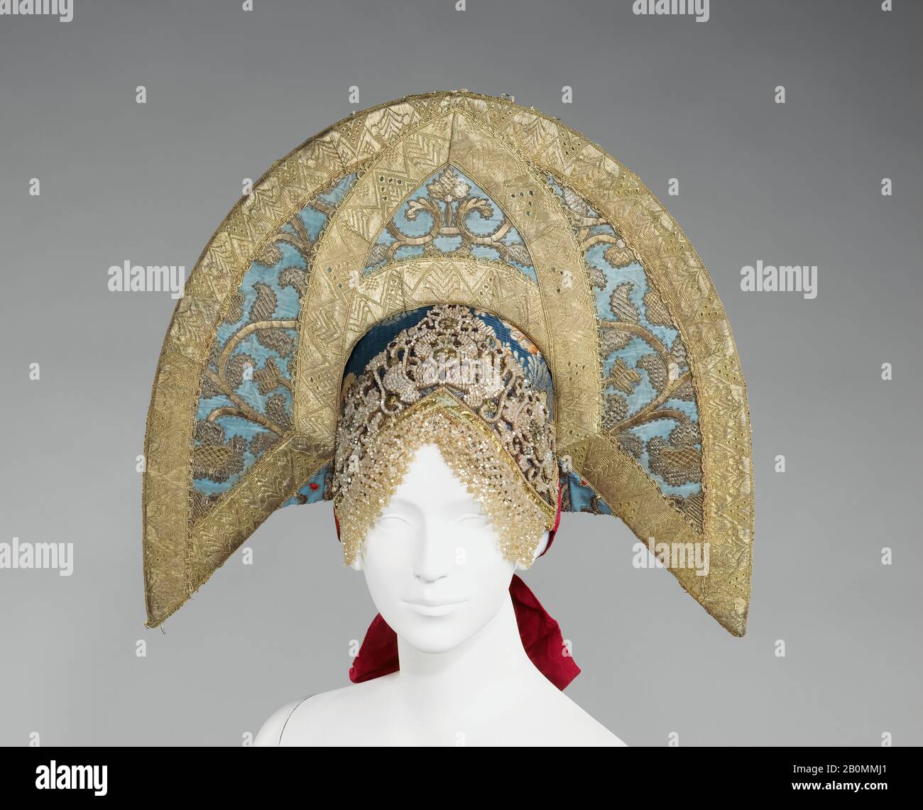 Headdress, ruso, principios del siglo 19, ruso, seda, vidrio, piedras semipreciosas, metal, algodón, madre de perla Foto de stock