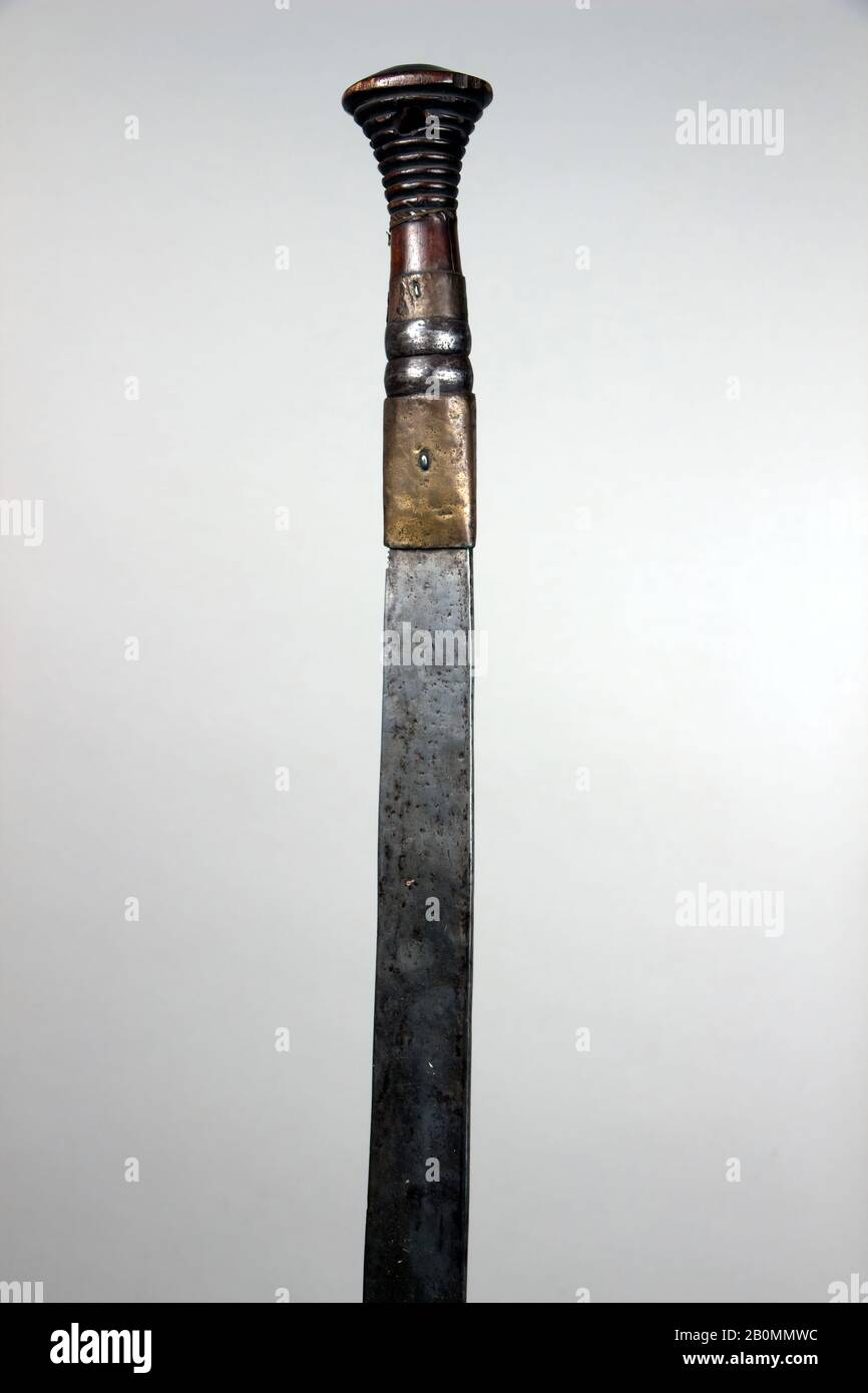 Espada (Dha), birmano, siglo 19, birmano, madera, latón, L. 31 3/8 pulg. (79.7 cm); an. 2 pulg. (5.1 cm); Peso 1 lb. 5.9 onzas (620.9 g), Swords Foto de stock