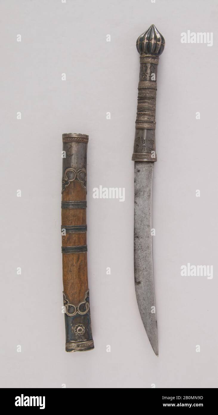 Cuchillo (Dha) con Vaina, tailandés, del siglo XVIII al XIX, tailandés, plata, madera, acero, H. con vaina de 14 pulg. (35.6 cm); H. sin vaina de 13 1/4 pulg. (33.7 cm); an. 1 1/8 pulg. (2.9 cm); Peso 4.7 onzas (133.2 g); Peso de vaina 1.9 oz. (53.9 g), cuchillas Foto de stock