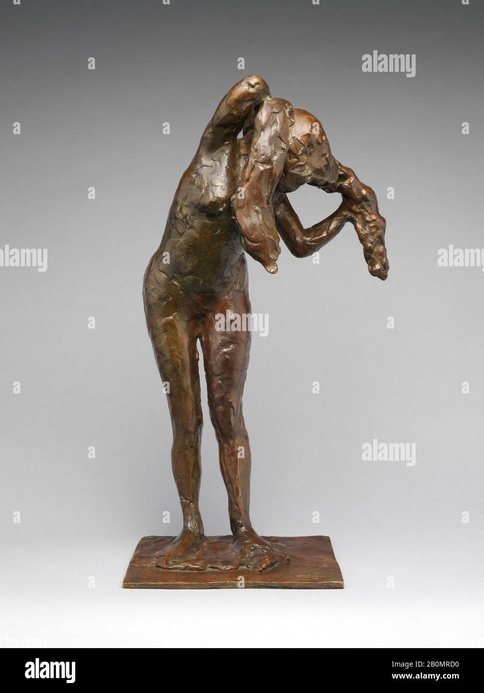 Edgar Degas, Mujer Arreglando su pelo, francés, Edgar Degas (francés, París  1834–1917 París), modeló probablemente ca. 1900–1910, fundido 1920,  francés, bronce, 18-1/4 x 9-3/4 x 6-5/8 pulg. (46.4 x 24.8 x 16.8 cm.),  Escultura-Bronce Fotografía de stock ...