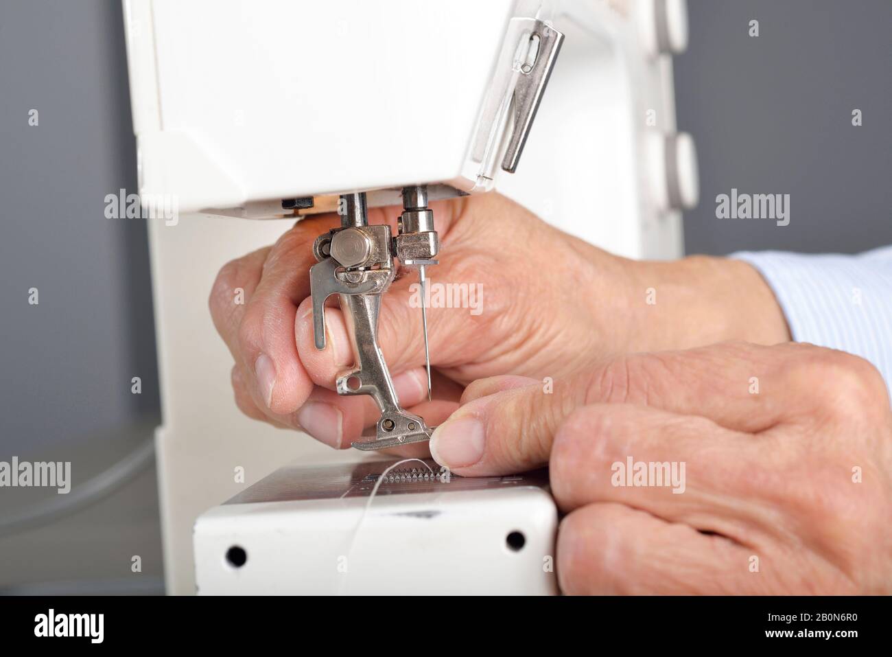 Un edredón se prepara para quitar el prensatelas y la aguja para limpiar y  mantener una máquina de coser Fotografía de stock - Alamy