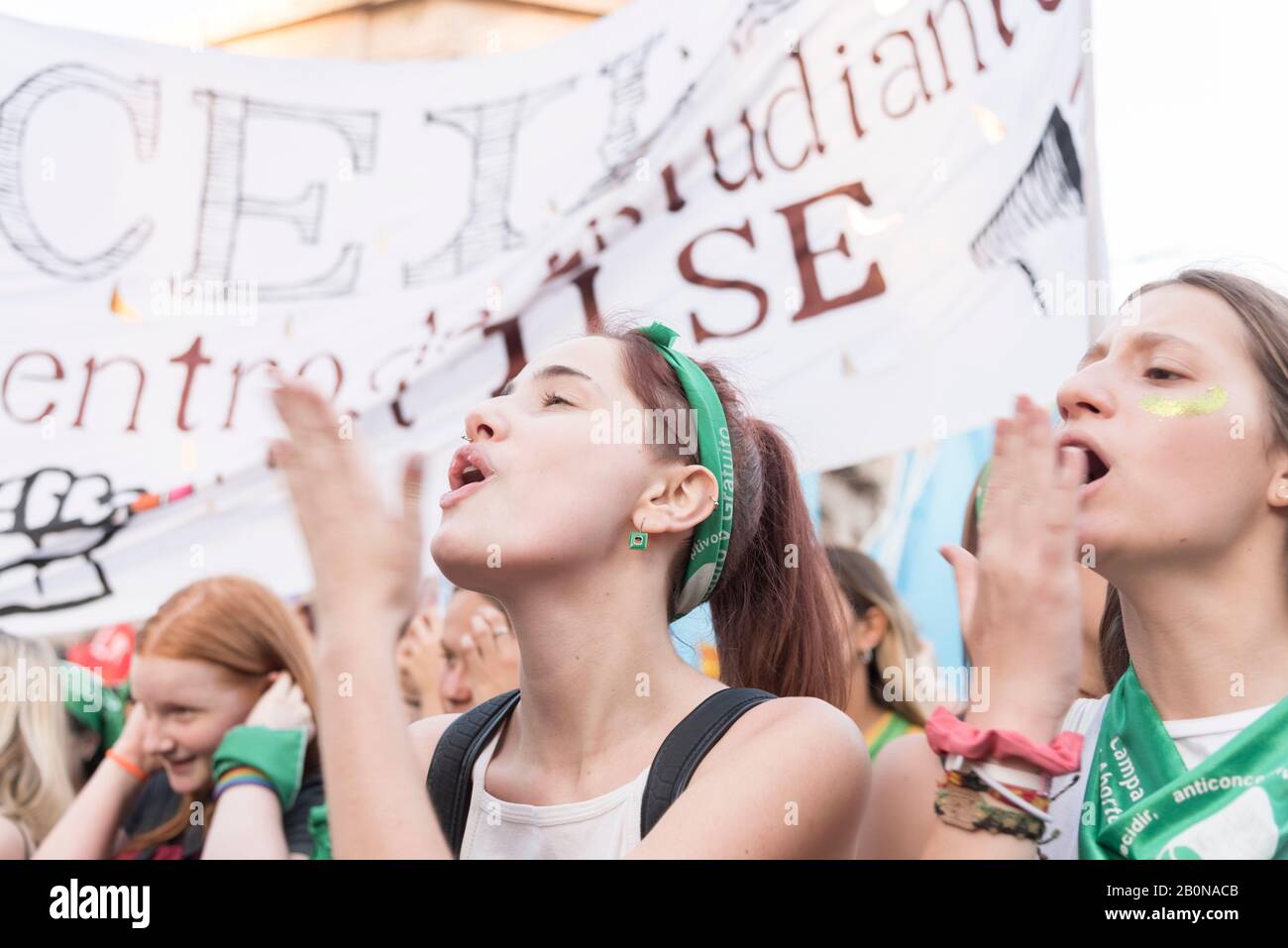 Capital Federal, Buenos Aires / Argentina; 19 de febrero de 2020: Jóvenes que realizan el zaghareet, el grito sororo, símbolo de causas feministas Foto de stock