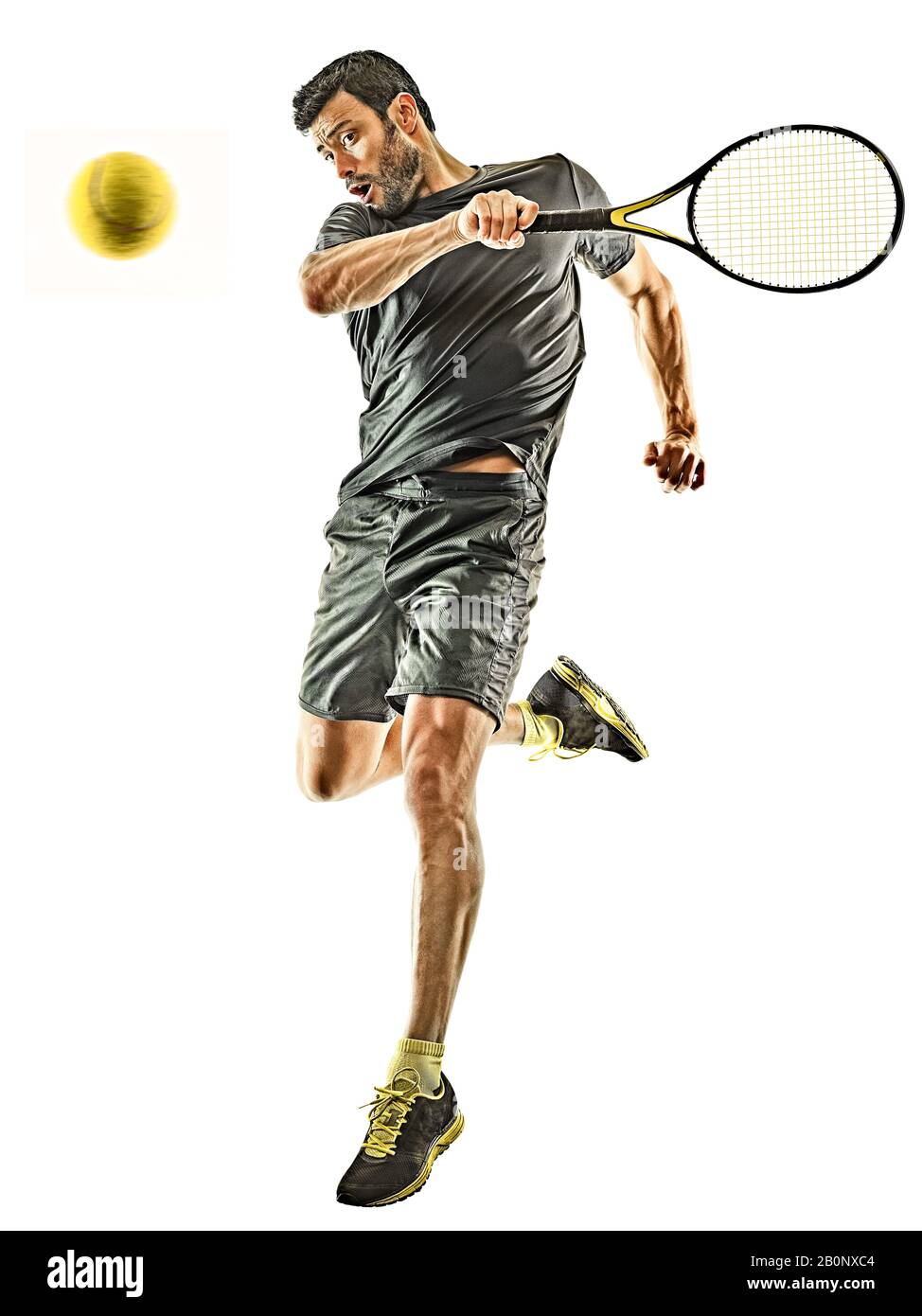 un hombre caucásico adulto jugador de tenis en estudio aislado en fondo blanco Foto de stock