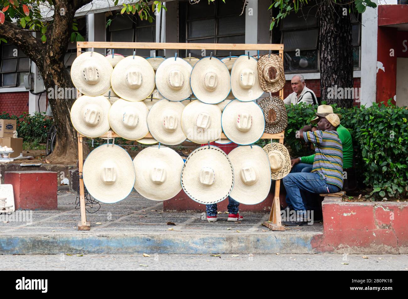 Escena de la vida cotidiana en las calles de Pinar del Río en Cuba. Foto de stock