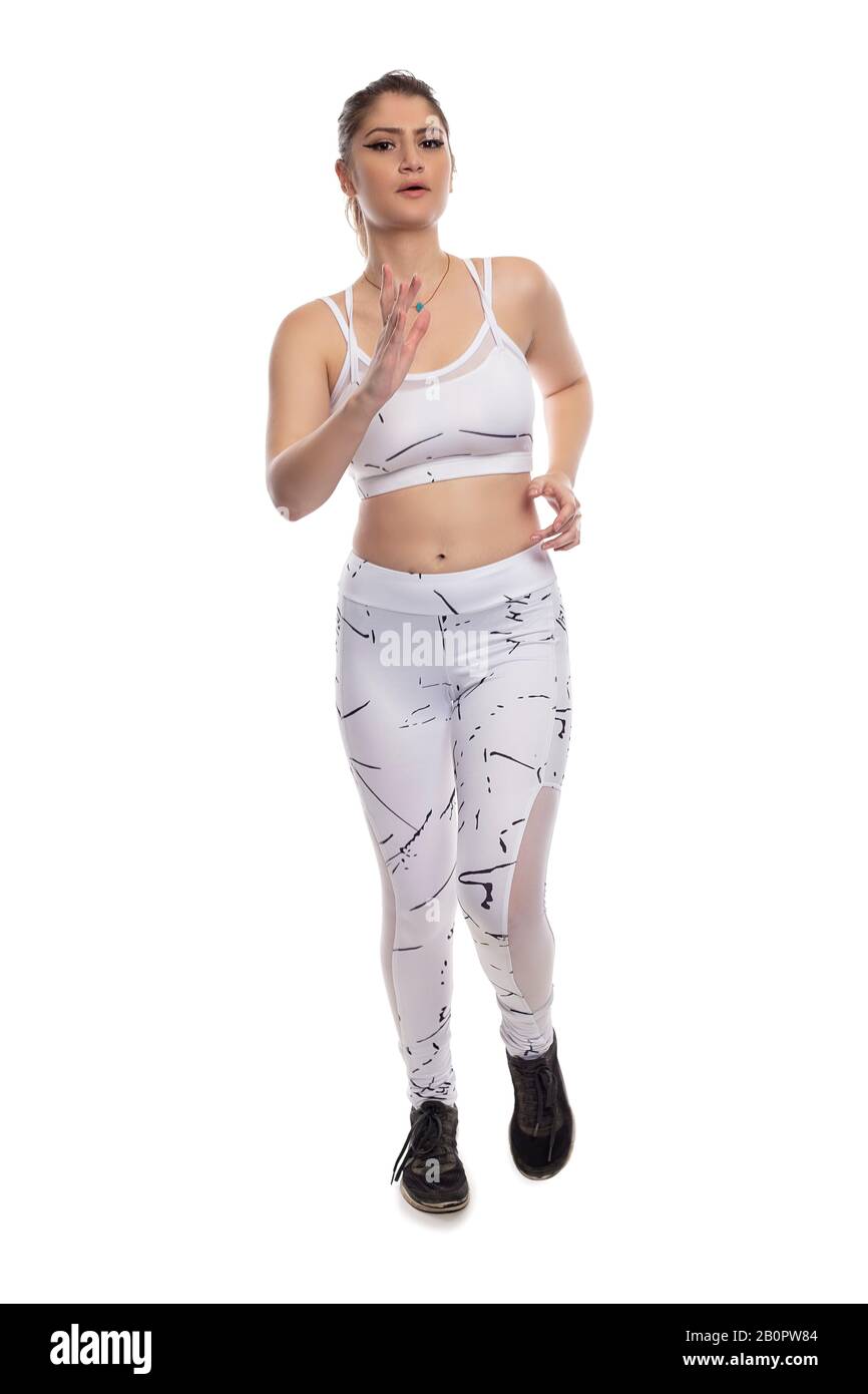 Mujer con ropa deportiva de running y aislada sobre fondo blanco para  composites. Ella es una mujer caucásica activa y en forma que se parece a  ella Fotografía de stock - Alamy