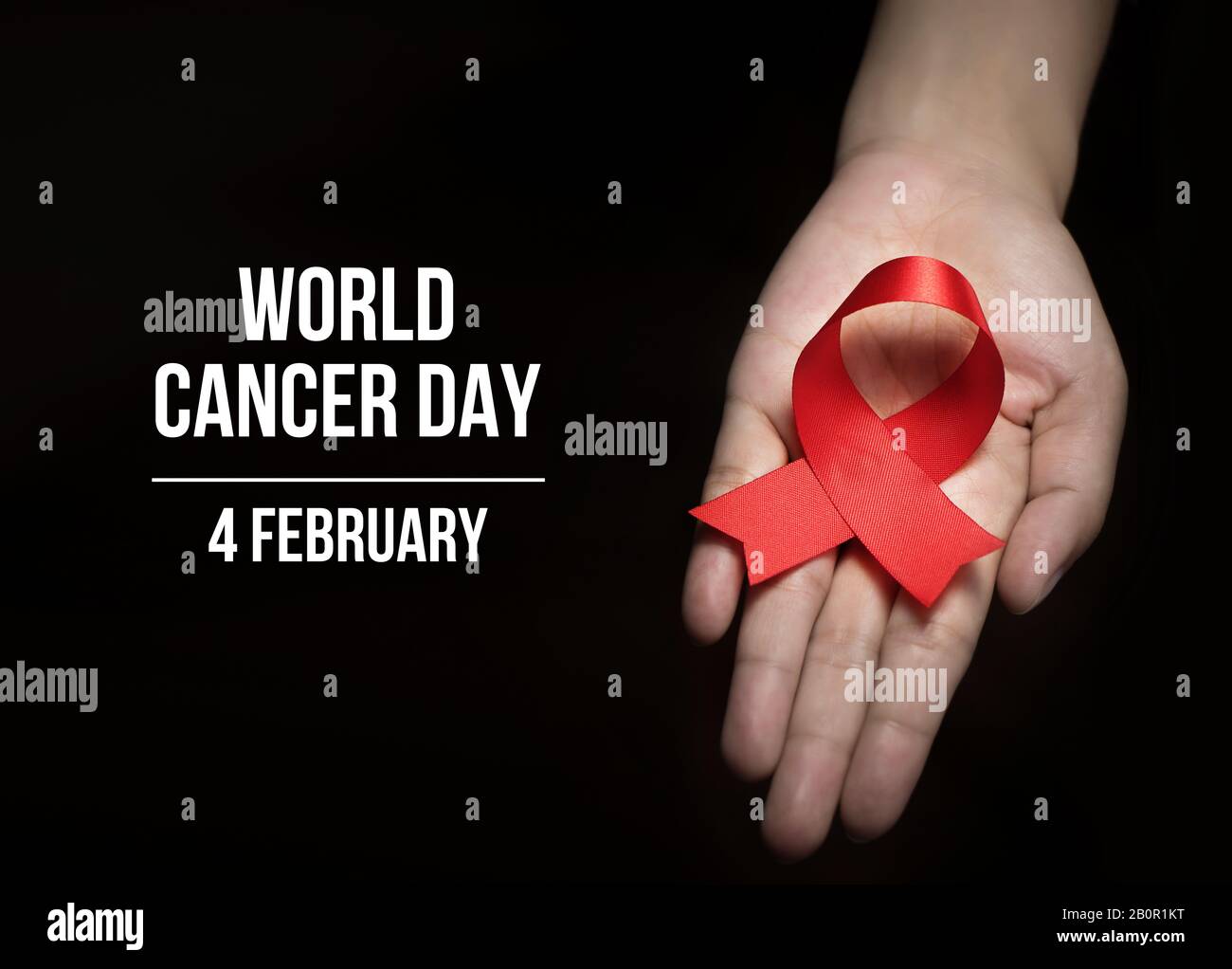 4 de febrero, día Mundial del Cáncer con cinta en mano humana para el cartel de la campaña sobre el cáncer Foto de stock