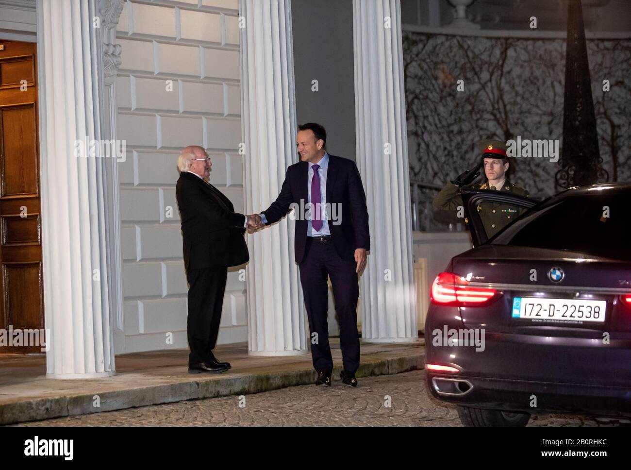Dublín. 21 de febrero de 2020. El primer ministro irlandés Leo Varadkar (C)  abandona la residencia oficial del presidente irlandés después de presentar  su renuncia al presidente irlandés Michael D. Higgins (L)