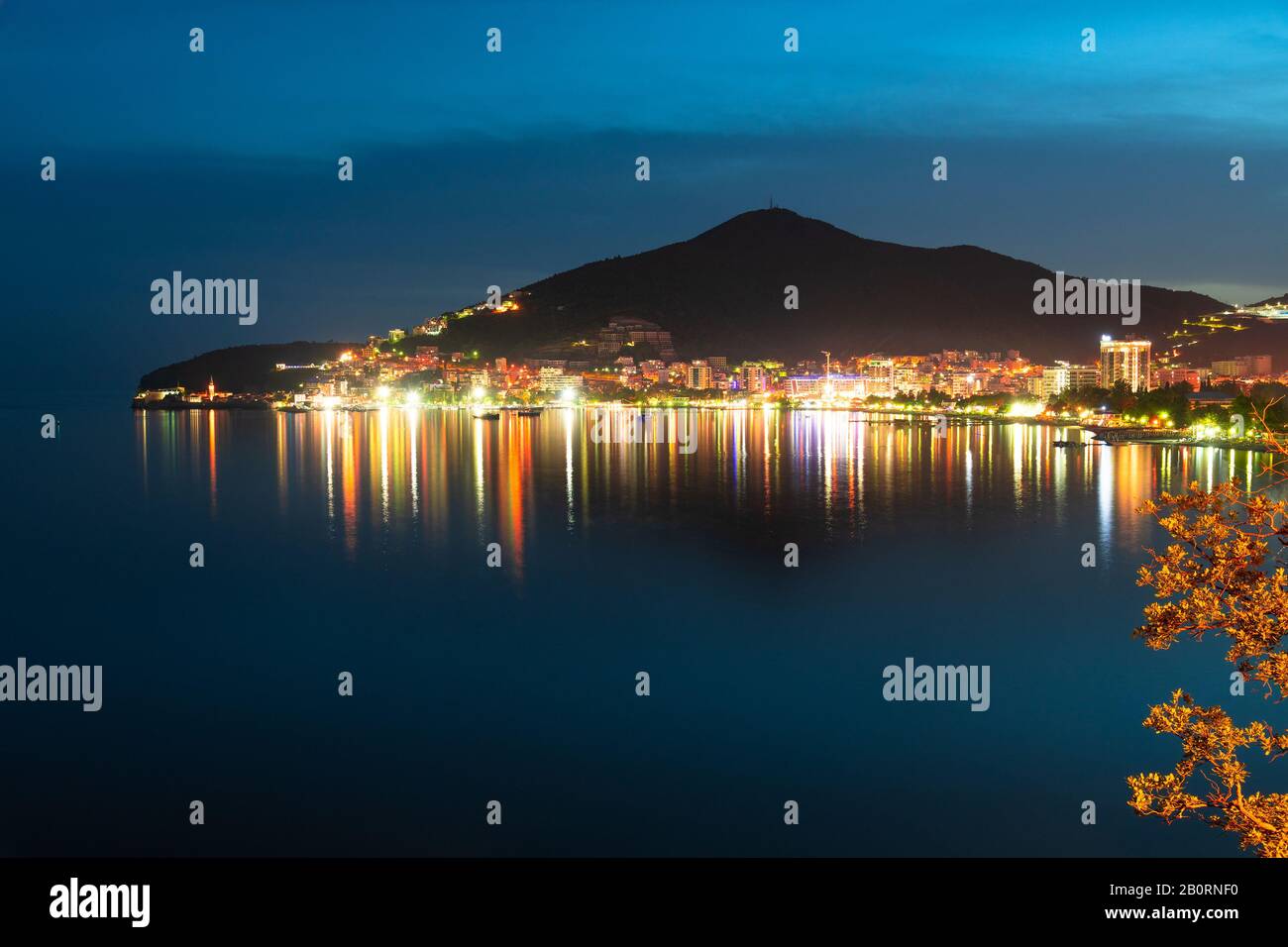 Vista de Budva en la noche de otoño, Montenegro Foto de stock