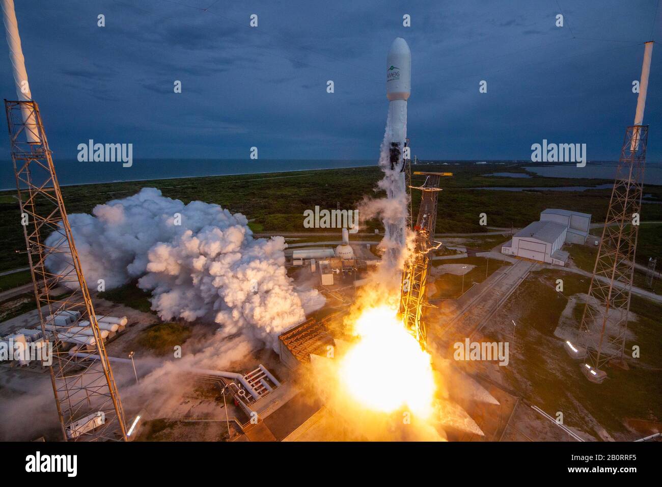 Cabo CAÑAVERAL, EE.UU. - 06 de agosto de 2019 - un cohete SpaceX Falcon 9 se lanza al espacio con el satélite AMOS-17 desde Cabo Cañaveral, Florida, EE.UU. El Foto de stock