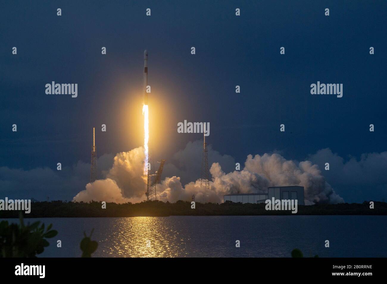 Cabo CAÑAVERAL, EE.UU. - 06 de agosto de 2019 - un cohete SpaceX Falcon 9 se lanza al espacio con el satélite AMOS-17 desde Cabo Cañaveral, Florida, EE.UU. El Foto de stock