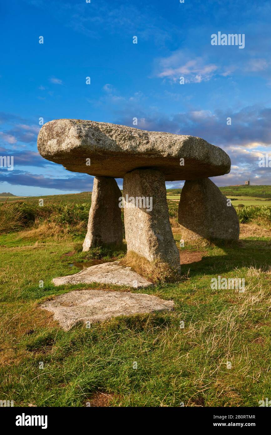 Lanyon Quoit es un dolmen funerario megalítico del período neolítico, entre 4000 y 3000 AC, cerca de Morvah en la península de Penwith, Cornwall, Inglaterra Foto de stock