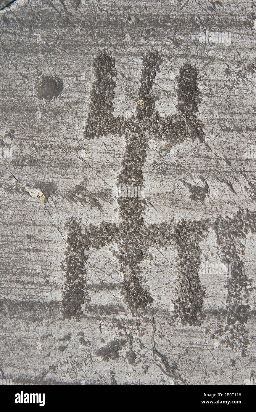 Petroglifo, talla de roca, de figuras humanas esquemáticas en la llamada posición de 'Oración'. Tallado por la antigua gente de Camuni en La última era del Cobre Foto de stock