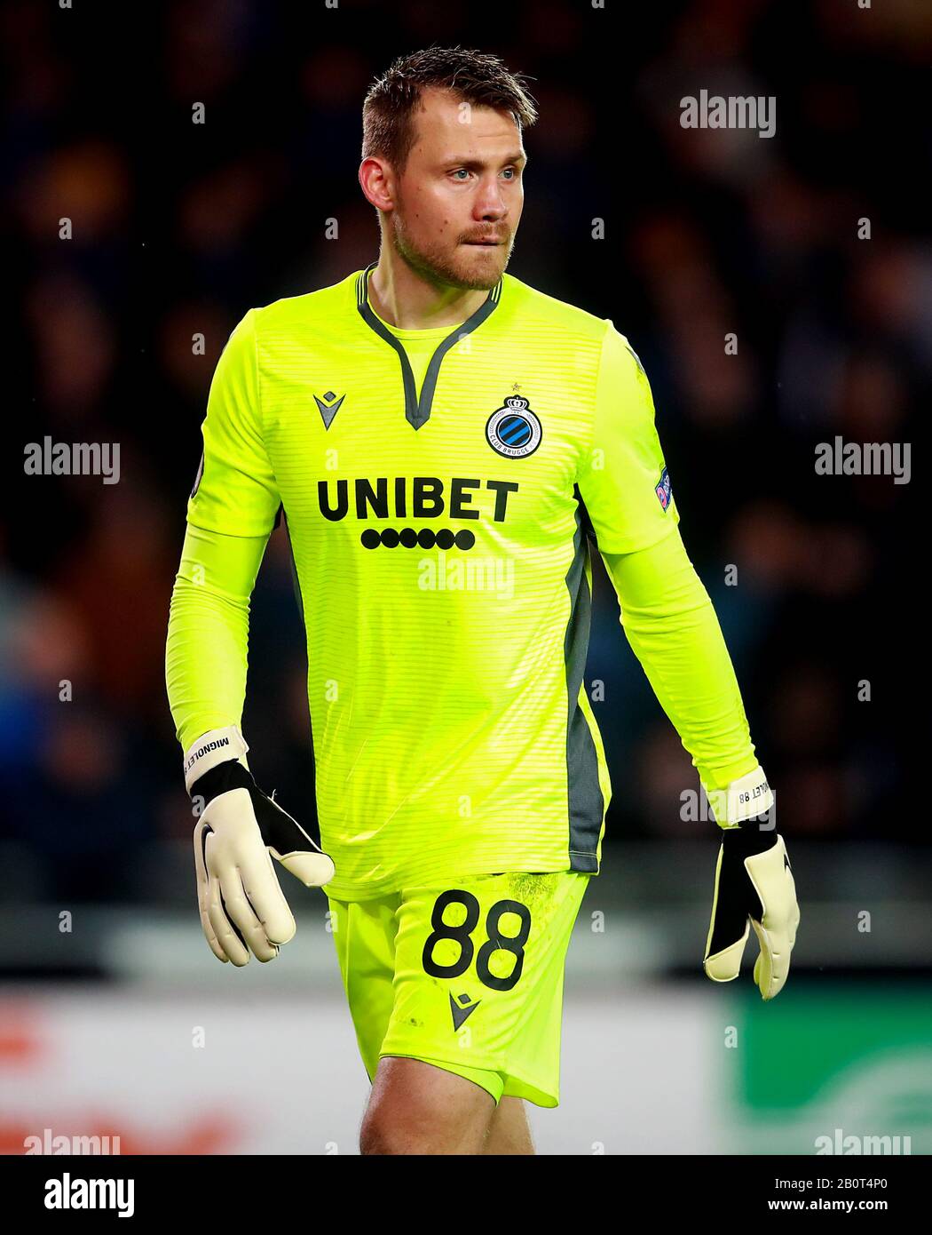 El portero del Club Brujas Simon Mignolet durante la ronda de la Liga  Europea de la UEFA de 32 en el estadio Jan Breydel de Brujas Fotografía de  stock - Alamy