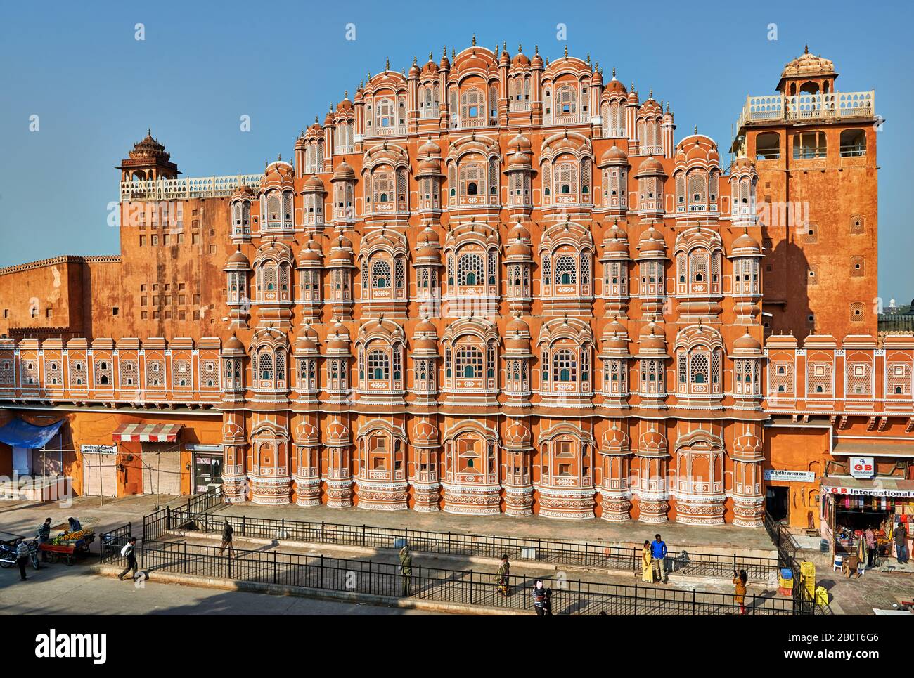 Fachada frontal del Palacio de los vientos, Hawa Mahal, Jaipur, Rajasthan, India Foto de stock