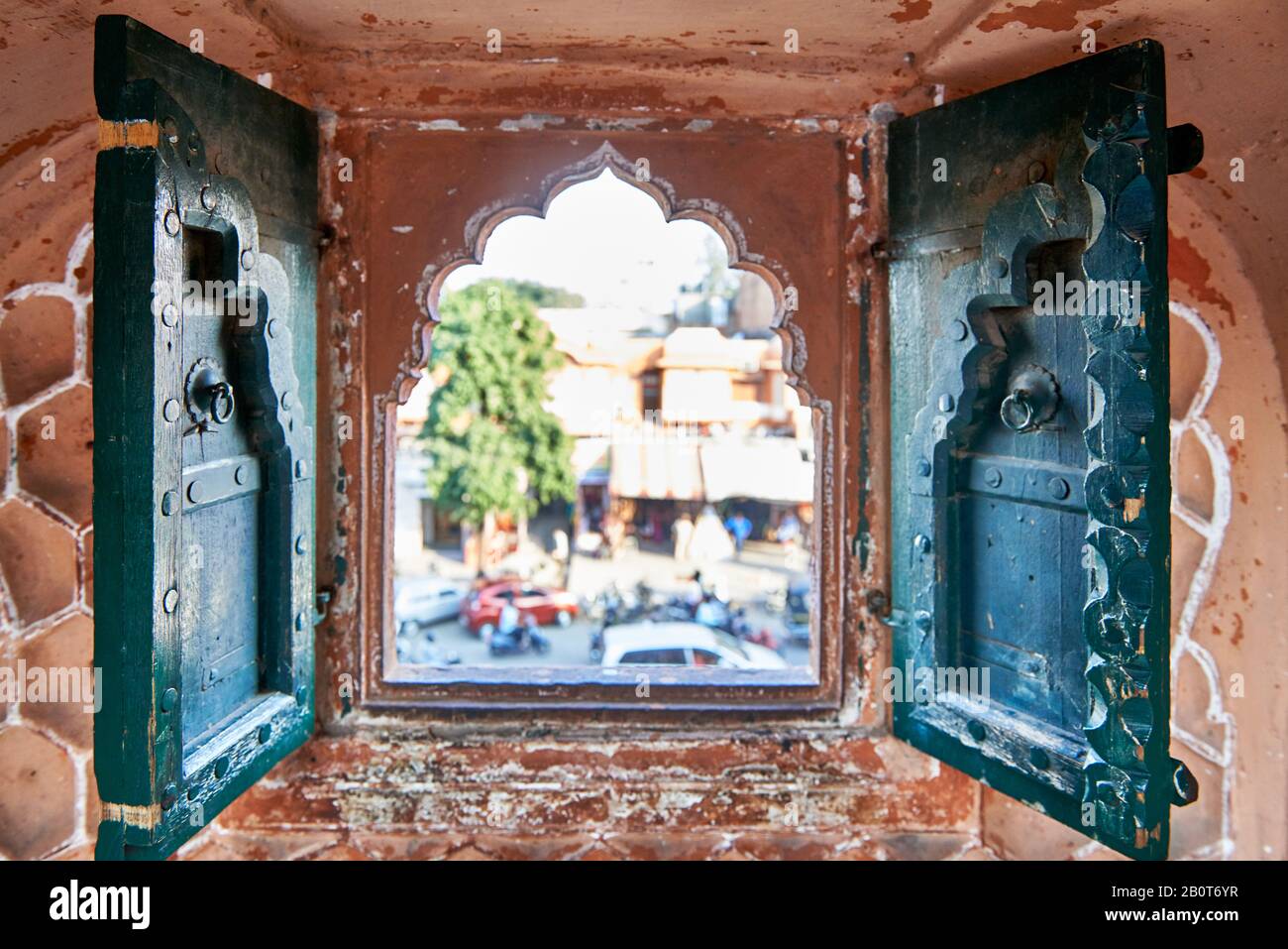 Pequeña ventana del Palacio de los vientos, Hawa Mahal, Jaipur, Rajasthan, India| Foto de stock