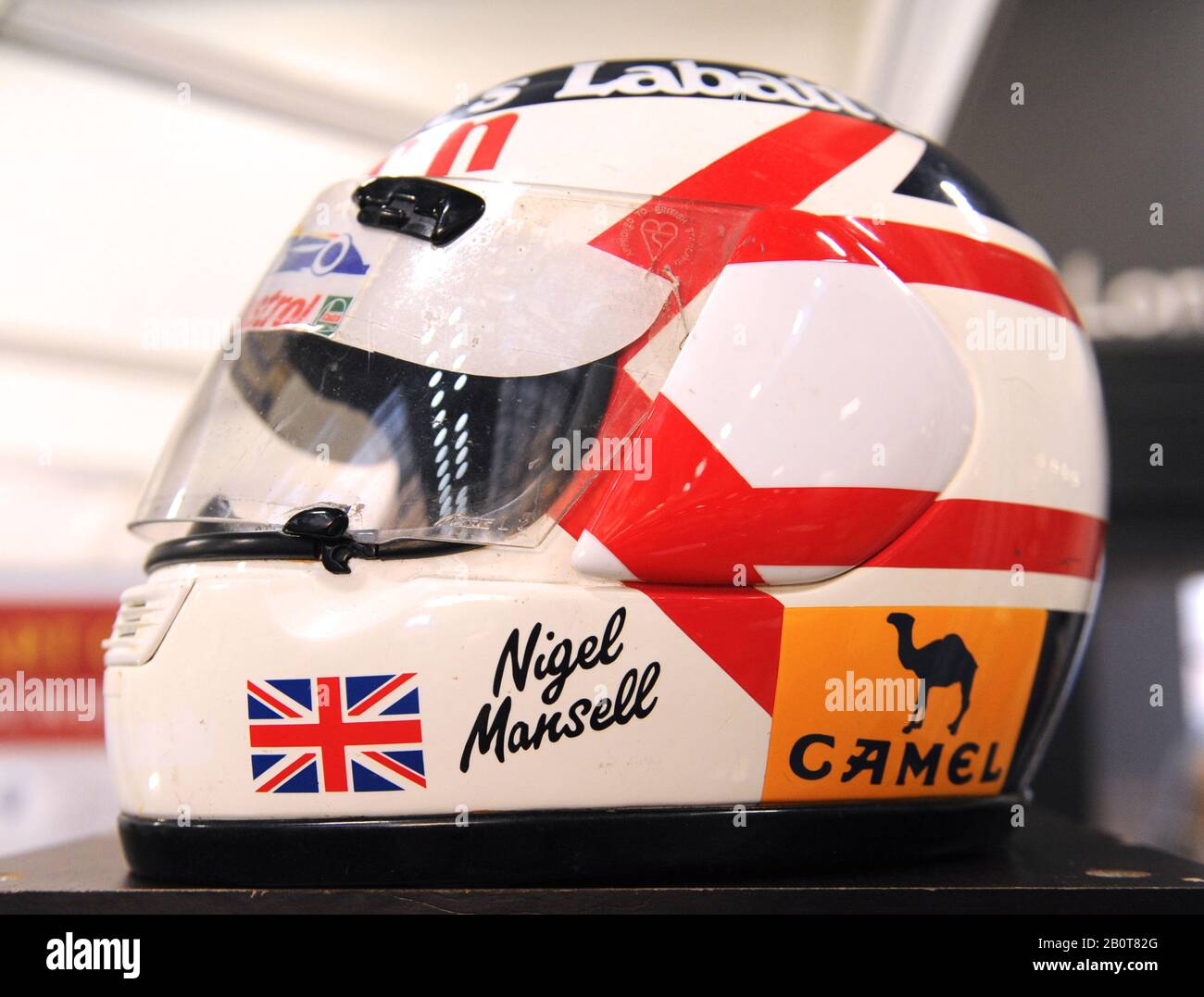 Un casco usado por el piloto británico Nigel Mansell en exhibición en el  London Classic Car Show que abrió hoy en Olympia London, Reino Unido. Más  de 500 de los mejores coches