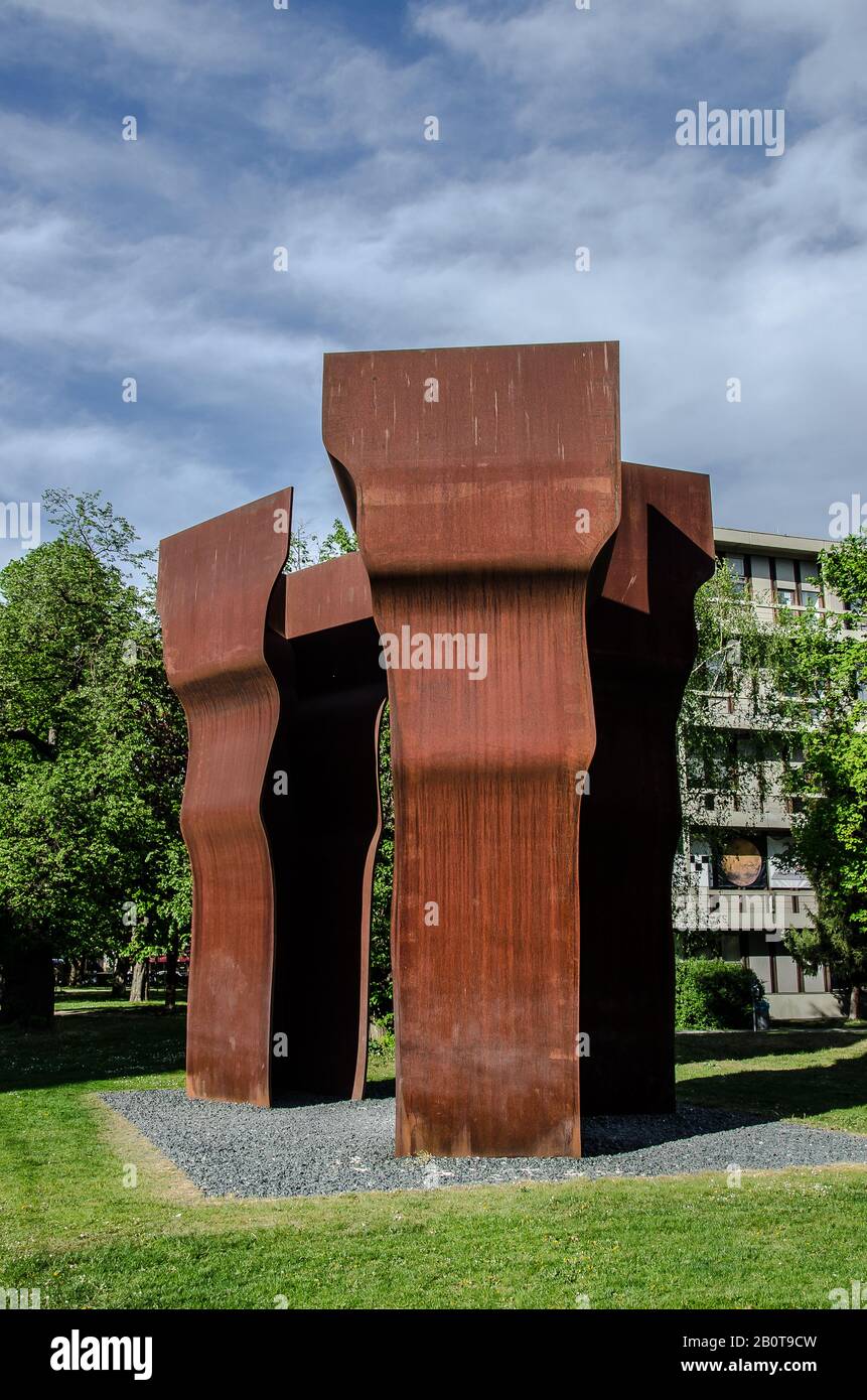 Munich - el escultor vasco español Eduardo Chillida hizo esta última de sus  esculturas monumentales en 1997. Se llama 'Buscándo la Luz' Fotografía de  stock - Alamy