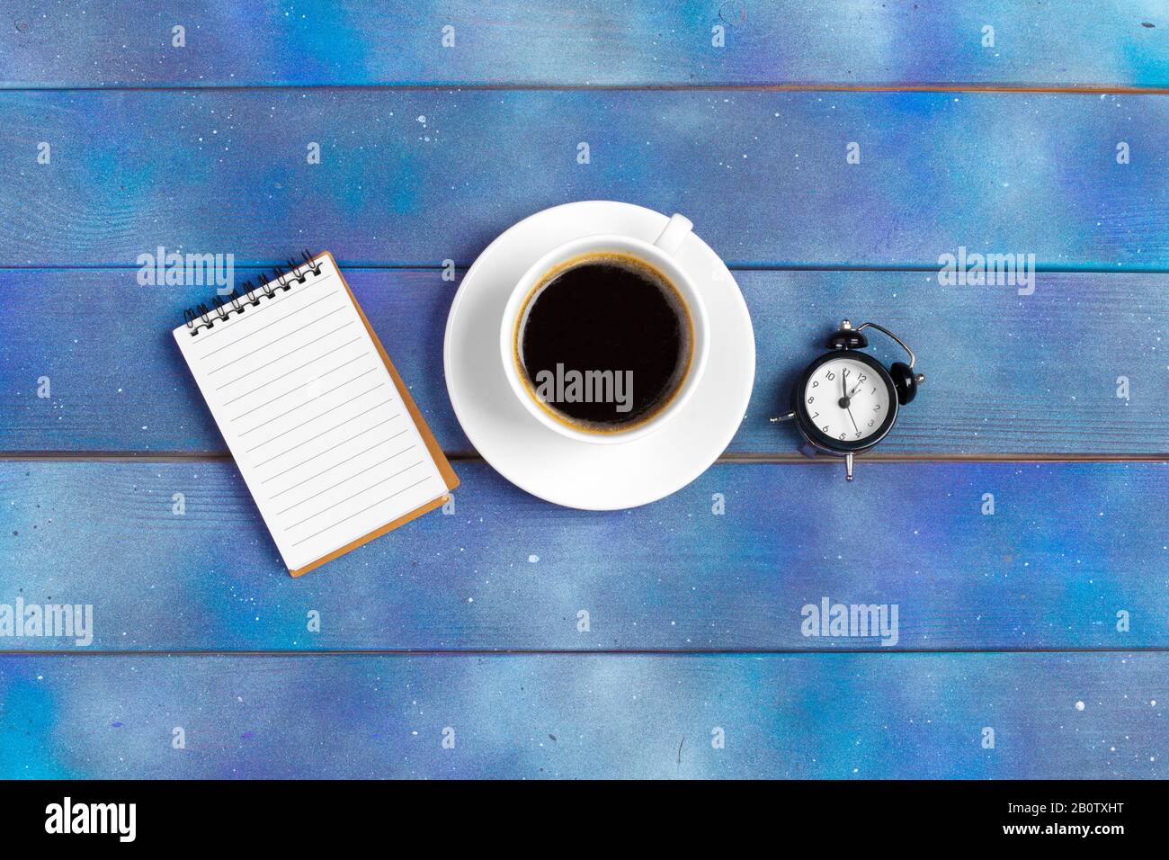 Download Mockup Para Lista De Comprobacion Papel Para Notas Vacio Con Taza De Cafe Sobre Fondo De Madera Azul Fotografia De Stock Alamy