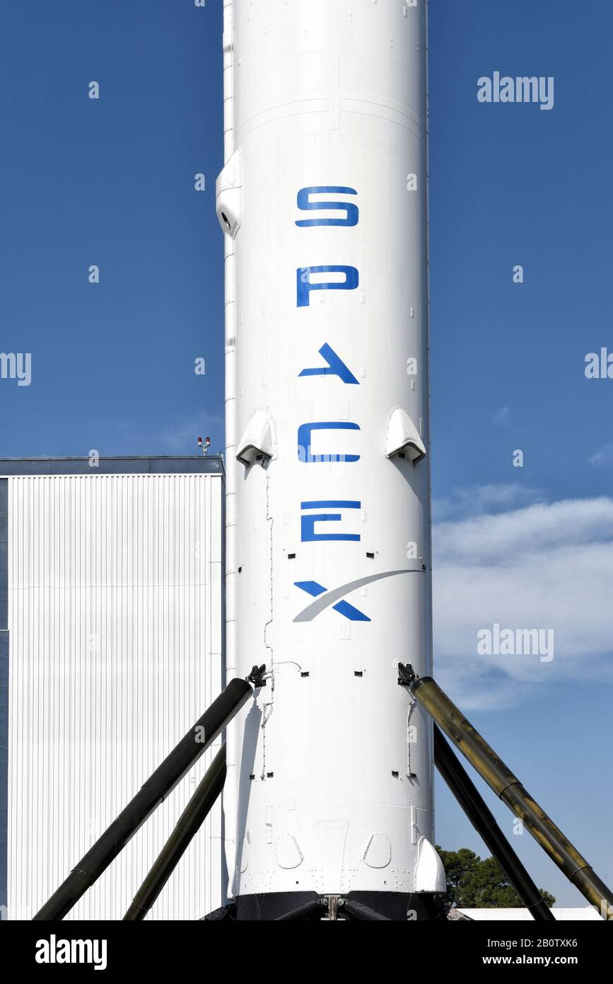 Hawthorne, CALIFORNIA - 17 FEB 2020: Cierre vertical de un cohete Falcon 9 Booster en Space Exploration Technologies Corp, que se comercia como SpaceX, un privat Foto de stock
