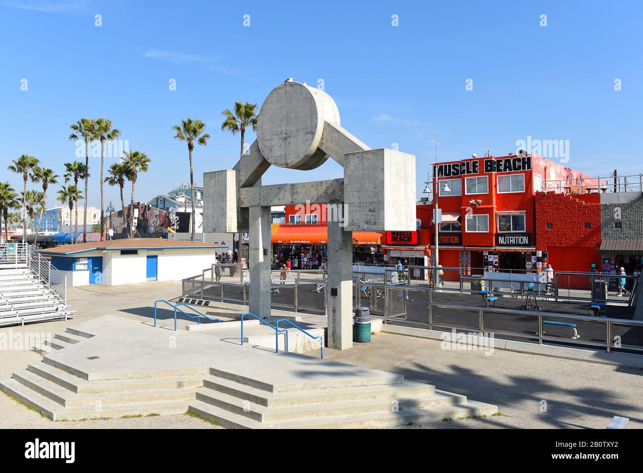 Venecia, CALIFORNIA - 17 FEB 2020: El gimnasio al aire libre Muscle Beach es el lugar de nacimiento del boom físico de la aptitud en los Estados Unidos. Foto de stock