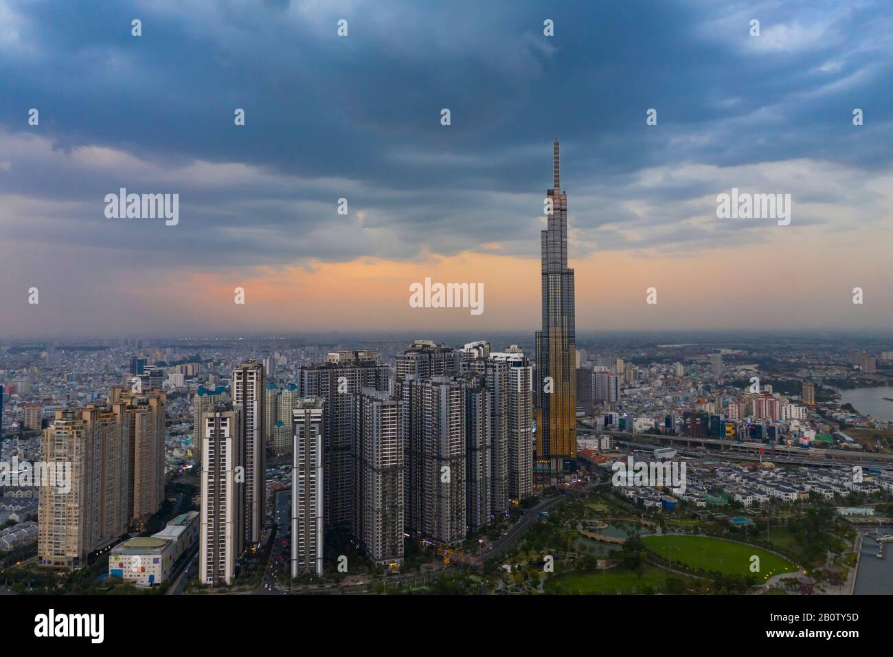 Vista aérea espectacular del edificio Landmark y del horizonte de la ciudad de Ho Chi Minh al atardecer con hermosas nubes tormentosas y oscuras en el cielo Foto de stock
