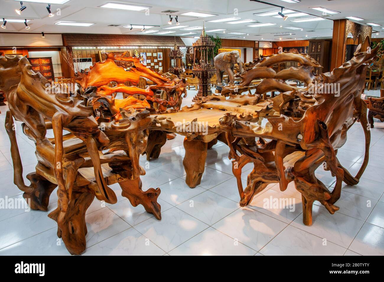 Mesa y sillas artesanales asiáticas en el taller de muebles: Una atracción  turística que produce única tallada madera reciclada reutilizada. Piezas  cinceladas a mano con arte animal y paisajístico para exportación, en