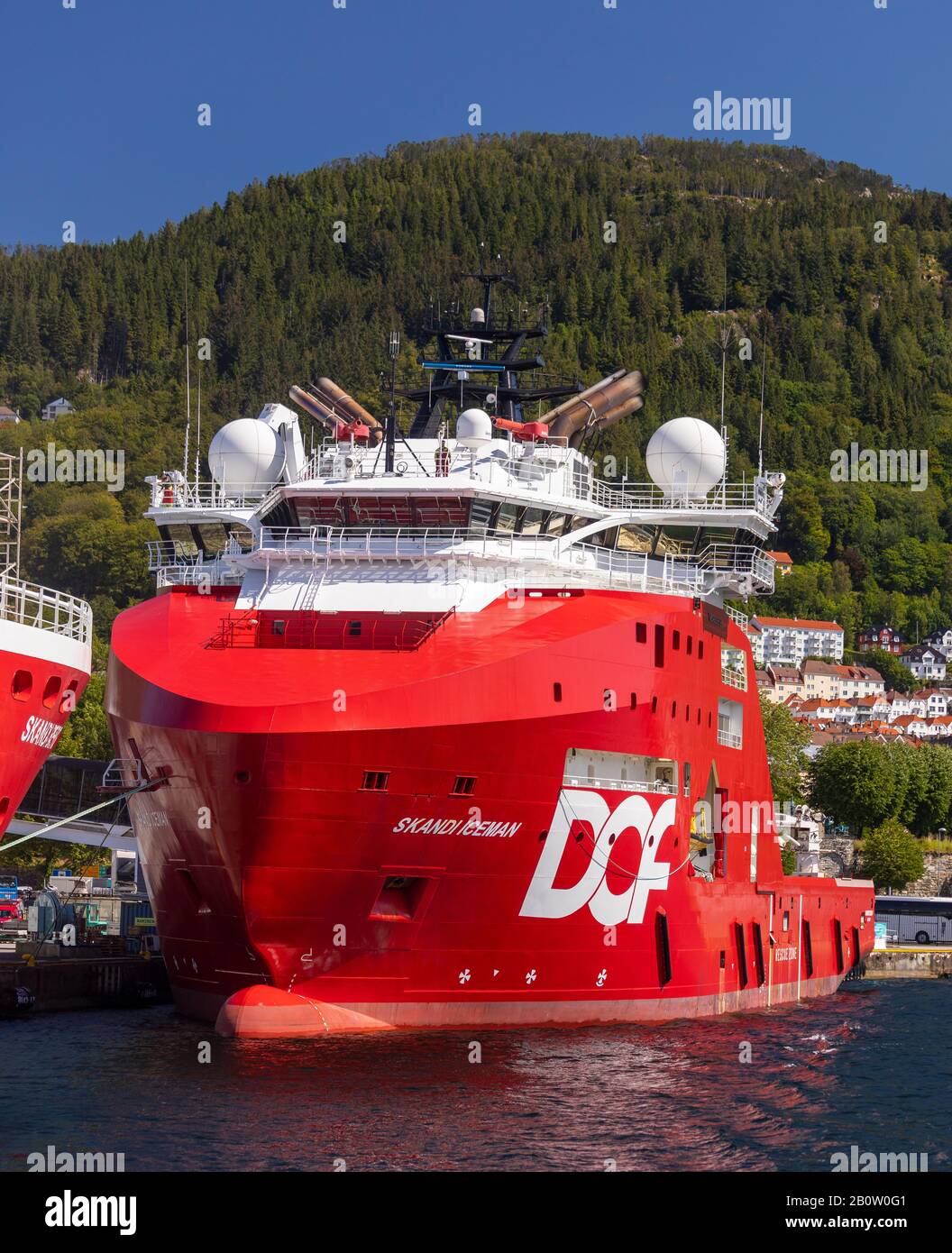 Bergen, NORUEGA - Barco comercial Scandi Iceman, un buque de manejo de anclas en aguas profundas, atracado en el puerto. Foto de stock