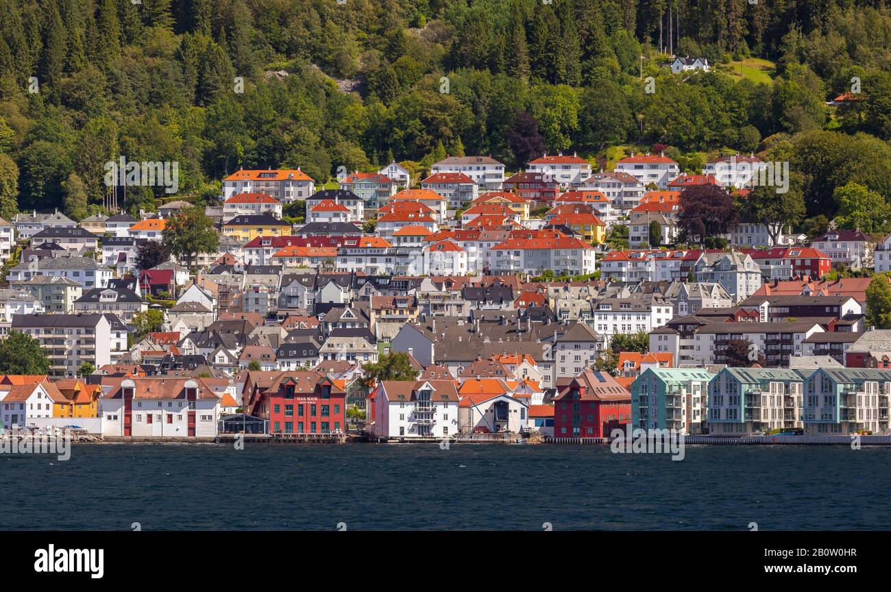 Bergen, NORUEGA - Sandviken barrio frente al mar casas y edificios de apartamentos, al norte de Vagen Harbour. Foto de stock